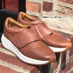 Patricia Nash velcro sneaker, brown, Sz 6 (Milla)
